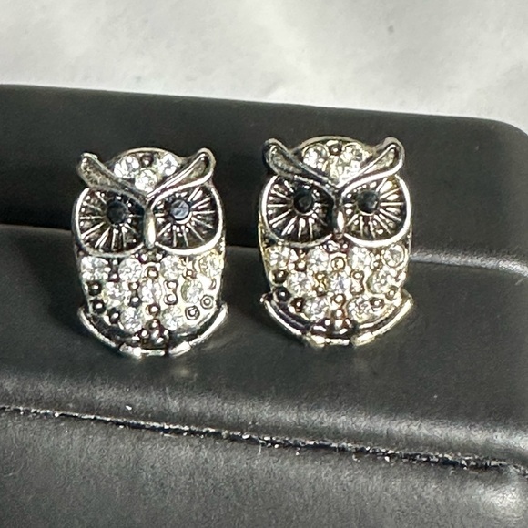 Dainty small sparkly rhinestone owl earrings - Picture 4 of 4